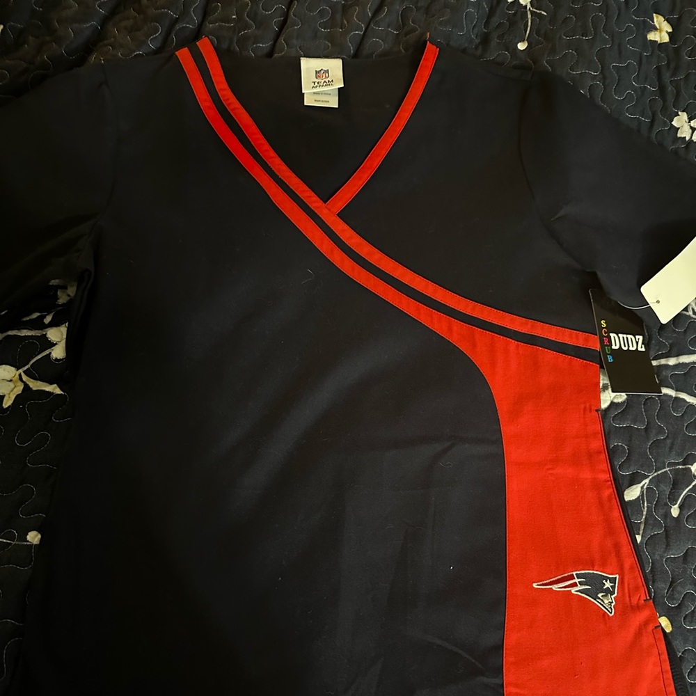 NWT Patriots scrub top xs, navy and red